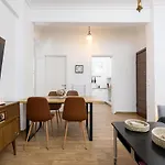 Nina's Family House شقة